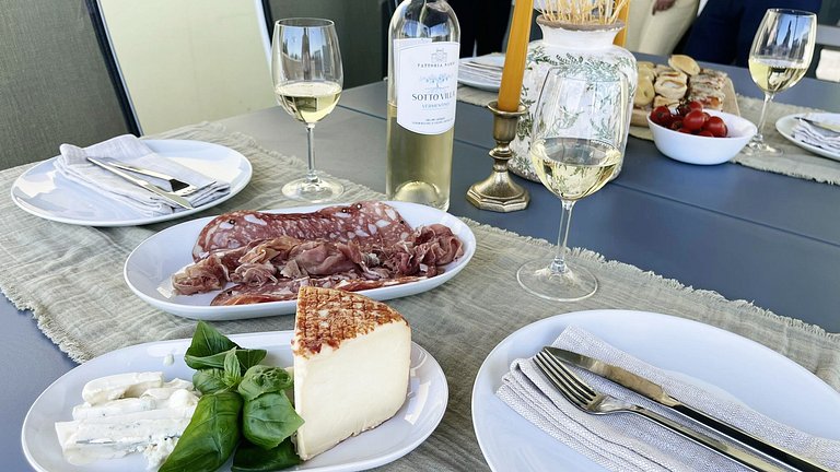 Relax a Lucca: Terrazza, Stile e Parcheggio